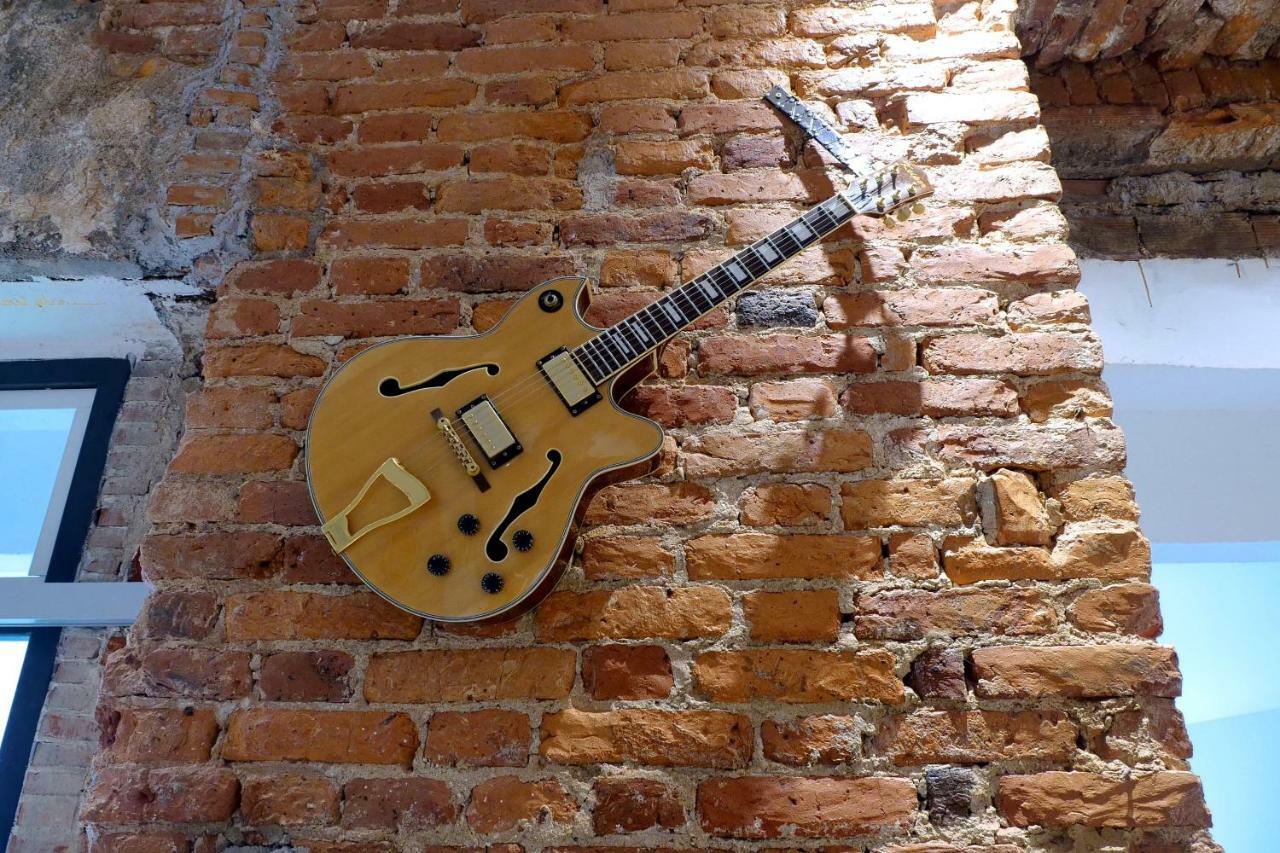 Guitar Hostel Bilbao Exterior photo
